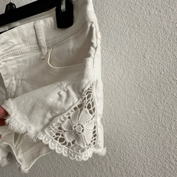 Women’s Hollister White Jean Shorts Distressed Frayed Hem pre owned - Picture 4 of 6